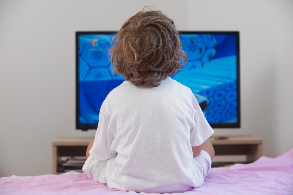 kid watching tv kids health hazards