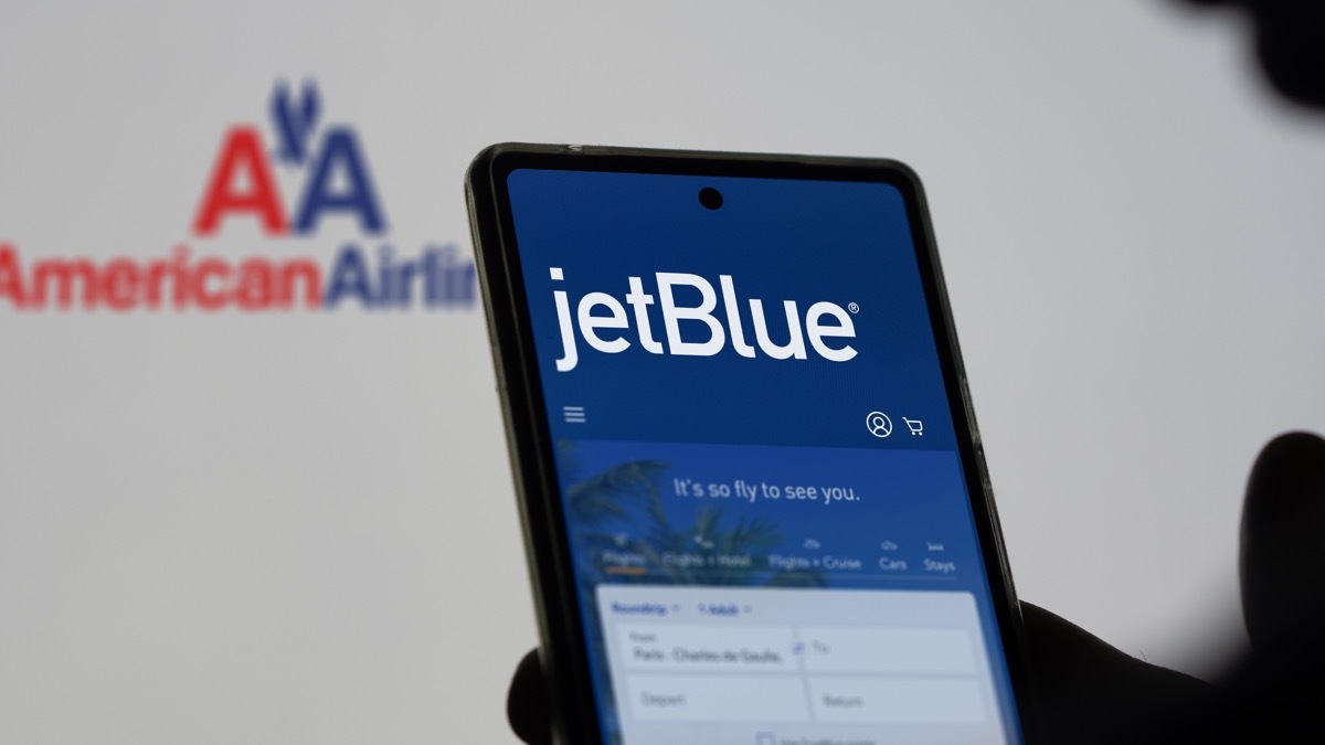 jetblue app in front of american airlines logo