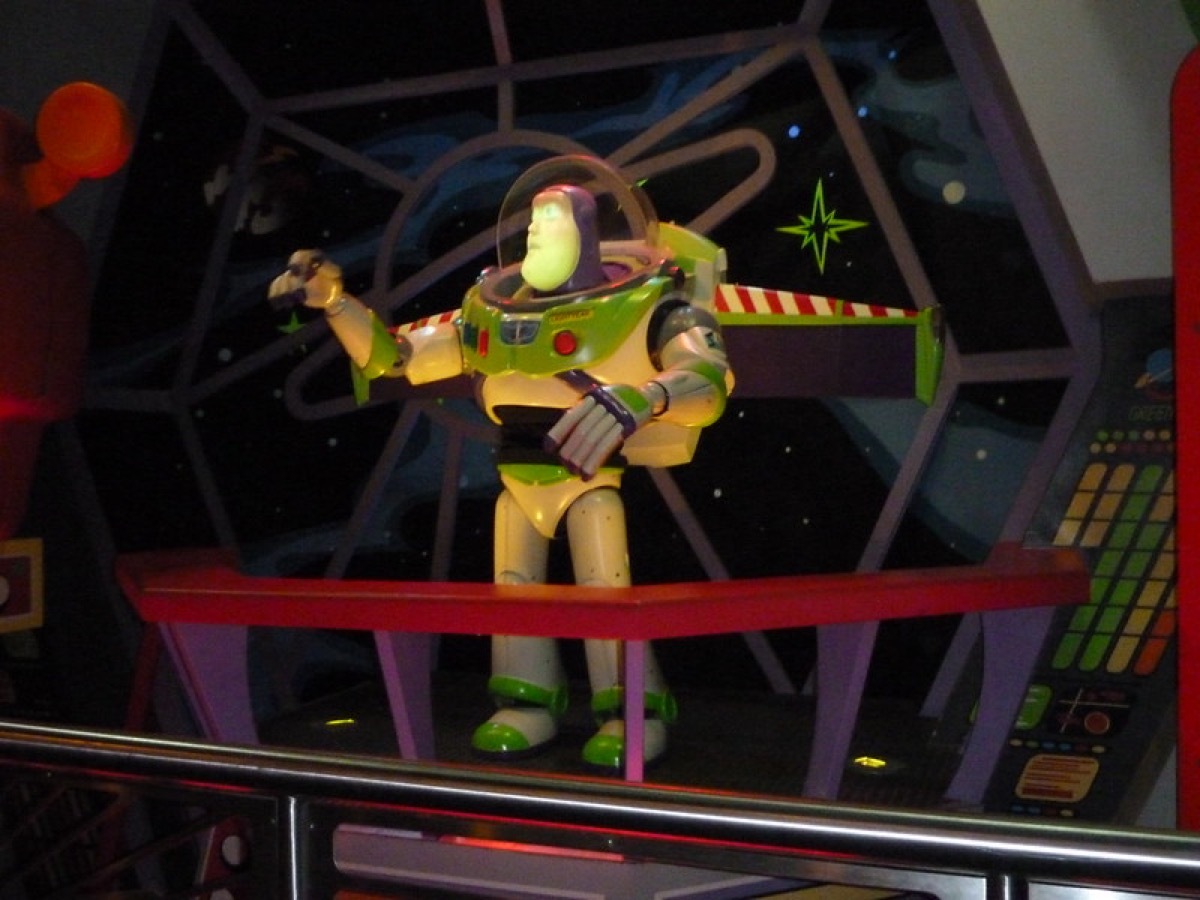 buzz light year disney ride