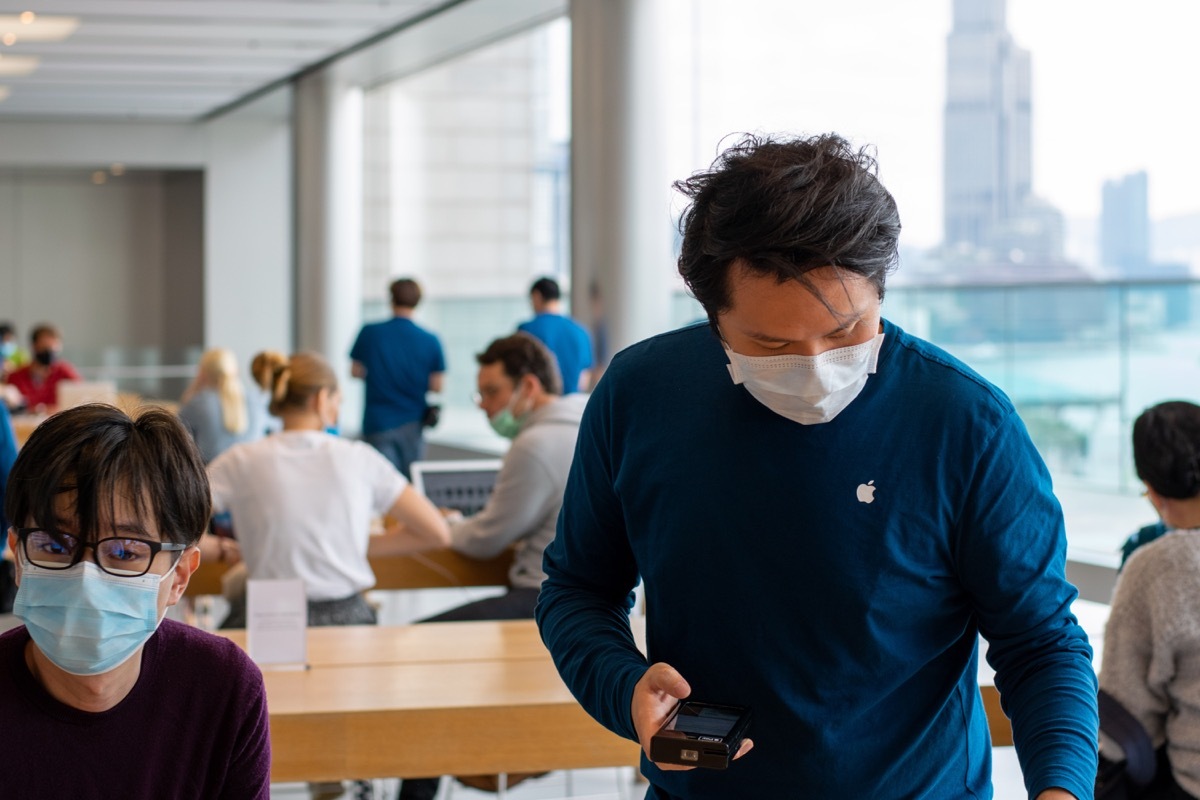 Peope wearing masks at apple store