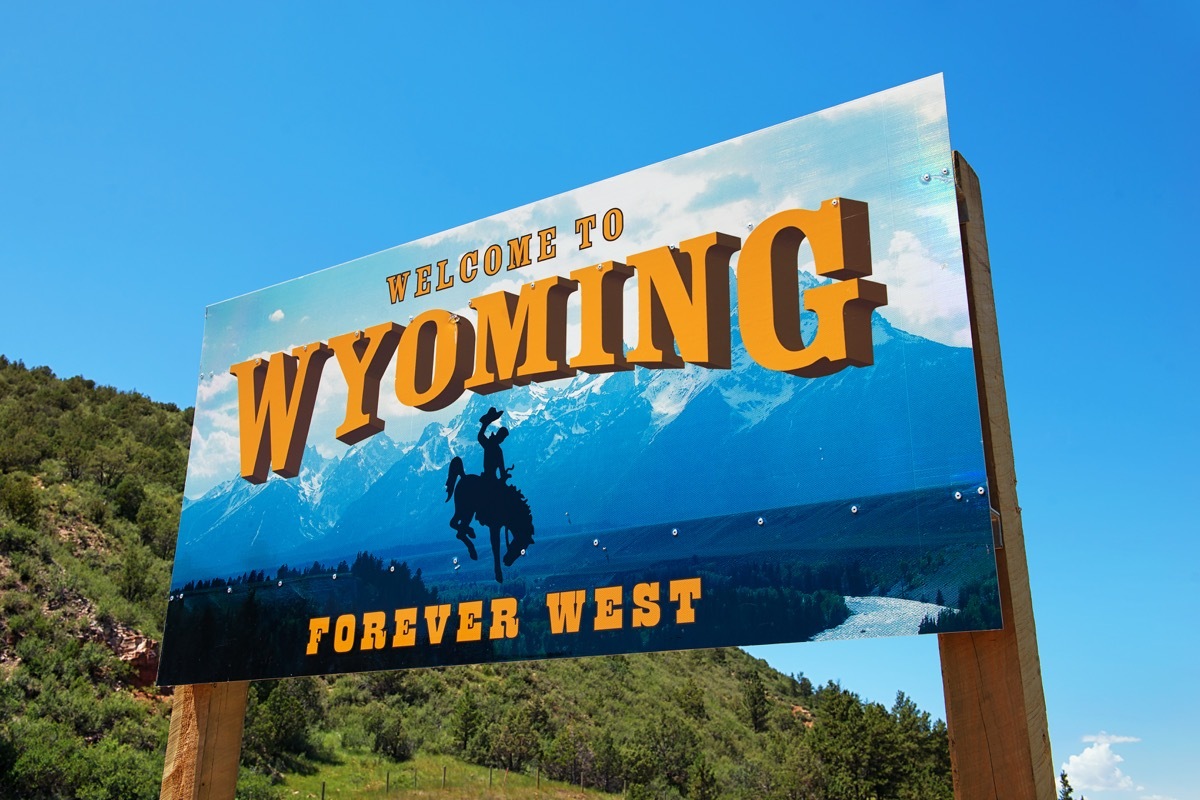 wyoming state welcome sign, iconic state photos