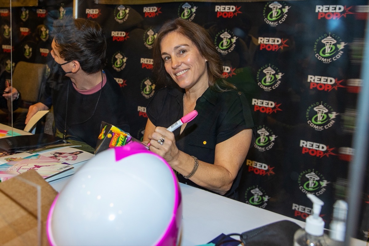 amy jo johnson signing autographs