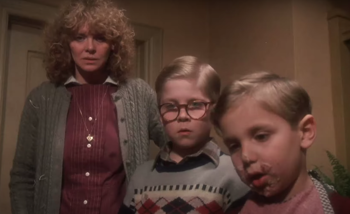 Melinda Dillon, Peter Billingsley, and Ian Petrella in 