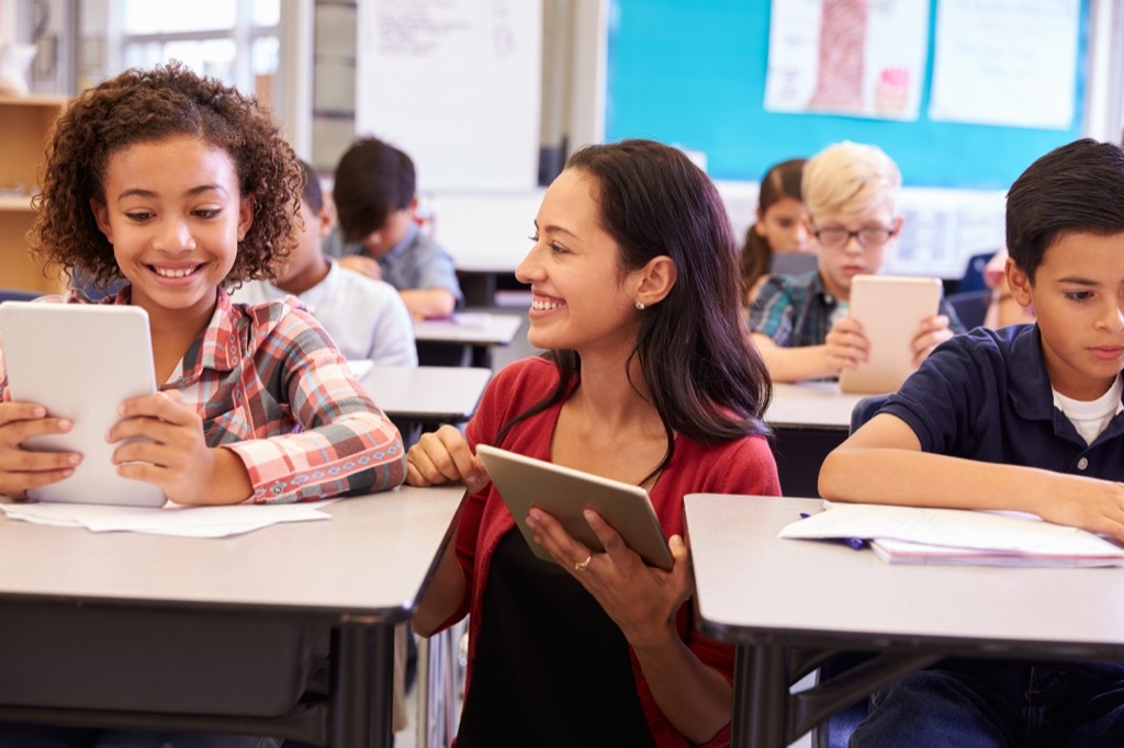 teacher helping kid in classroom, things you should never say to a teacher