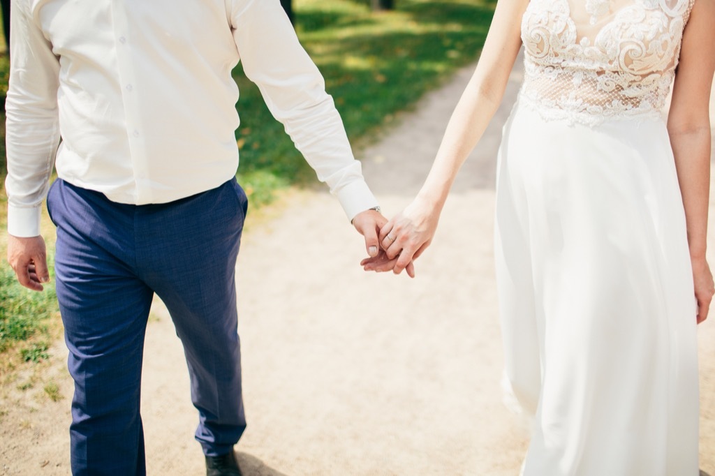 couple holding hands this is the age most people get married in every US state