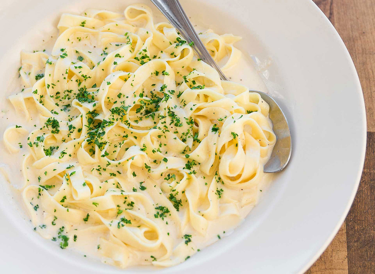 fettucine alfredo lunch from cheesecake factory