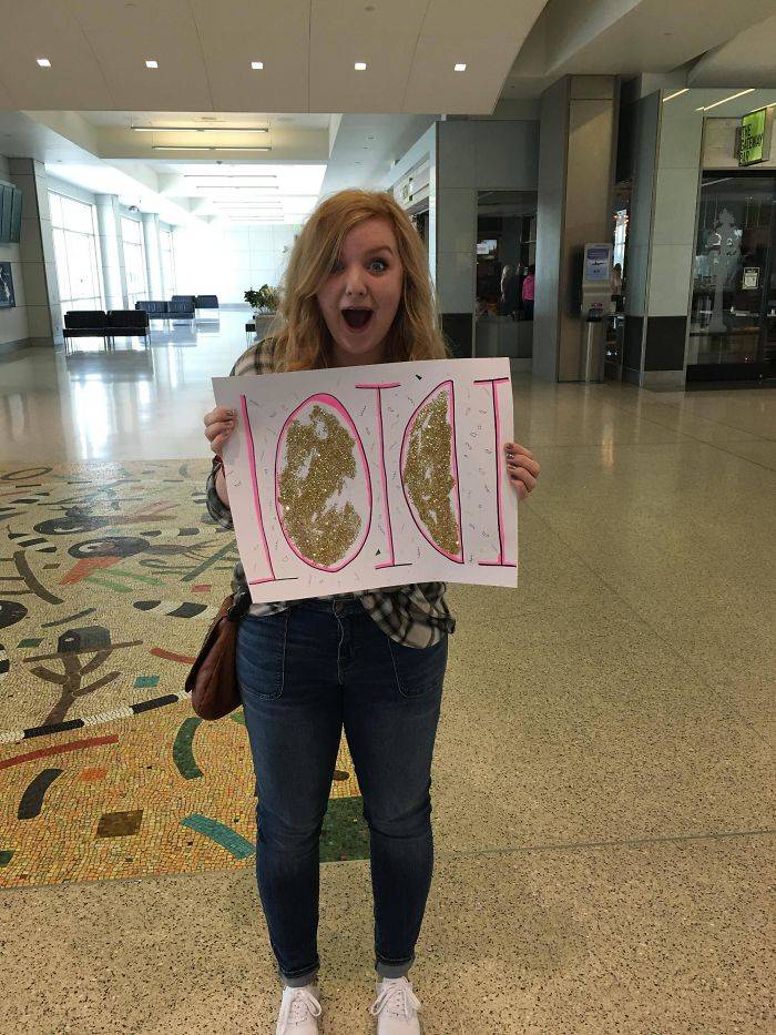 Funny Creative Airport Greeting Signs That Impossible to Miss [85 pics]