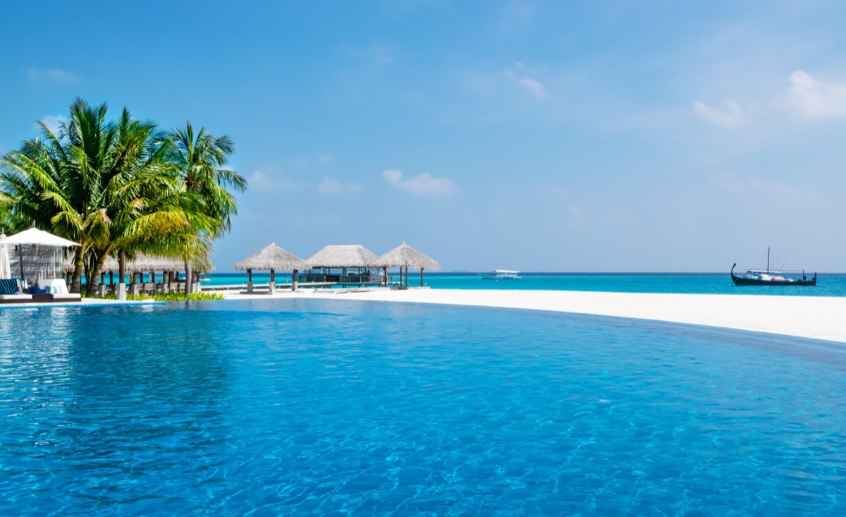 infinity pool velassaru Maldives