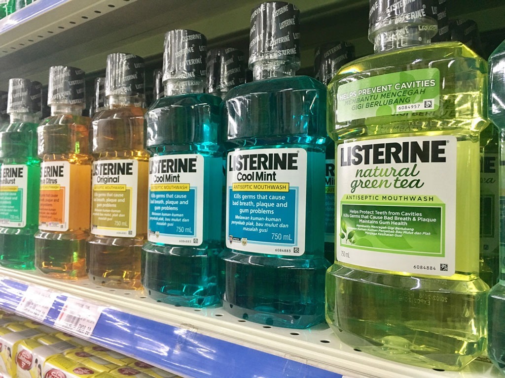 healthy man mouthwash listerine