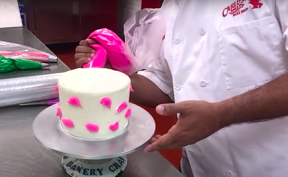 Buddy Valastro demonstrating piping technique on Rachael Ray